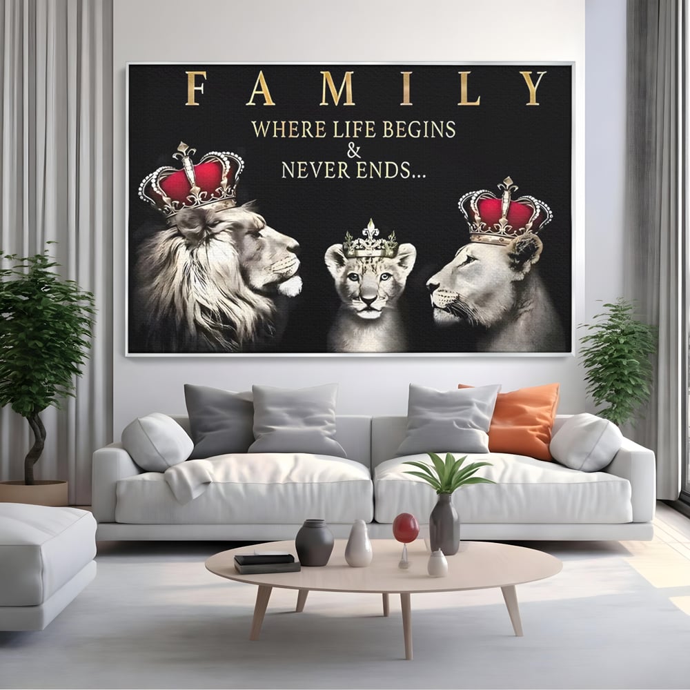 Tablou canvas cu tablou canvas cu lei rege, regina si pui, in rama de aluminiu argintiu, pe perete intr-un living